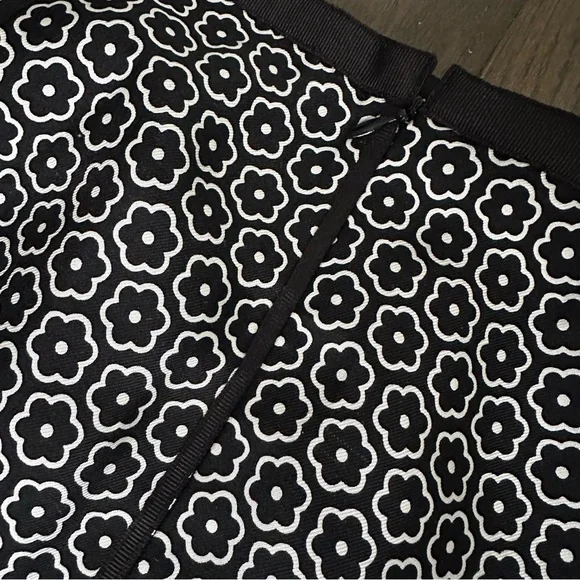 Ann Taylor Black and White Flower Print 100% Silk Skirt Size 8 - Picture 4 of 4